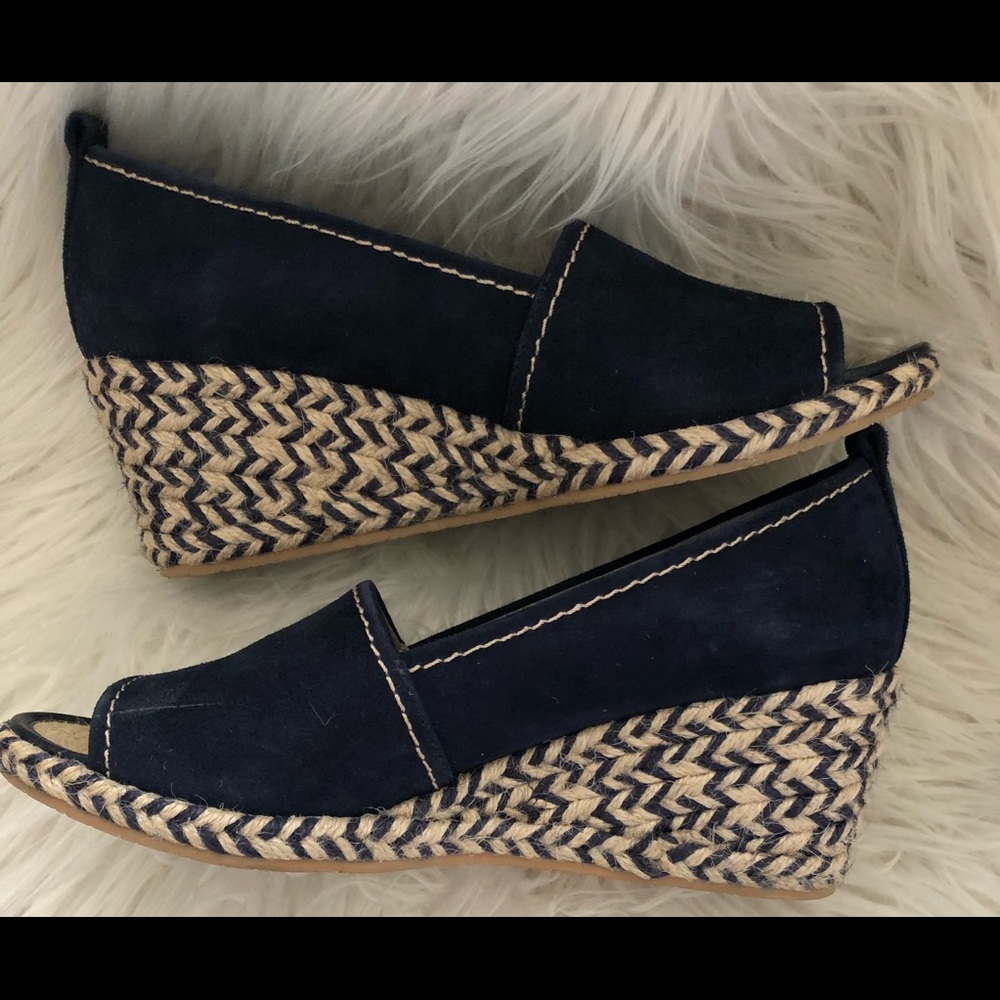 Donald Pliner woman’s blue suede espadrilles